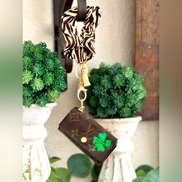 - Louis Vuitton monogram key holder /card holder & wrist key chain - Picture 1 of 11